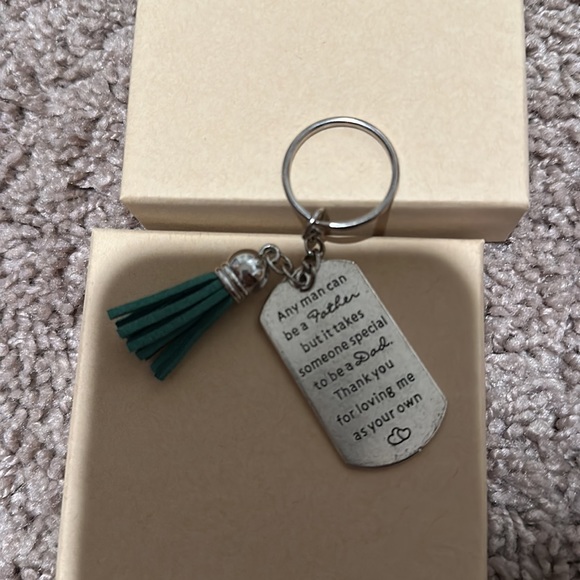 Keychain with green tassel - Picture 4 of 4